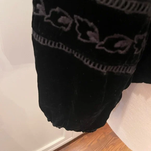 Johnny Was Floral Embroidered Velvet Estate Blouse Black - Picture 5 of 9
